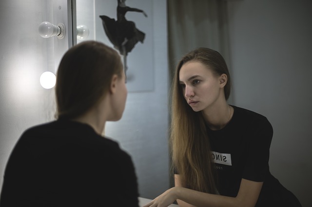 žena stojí v kúpeľni.jpg